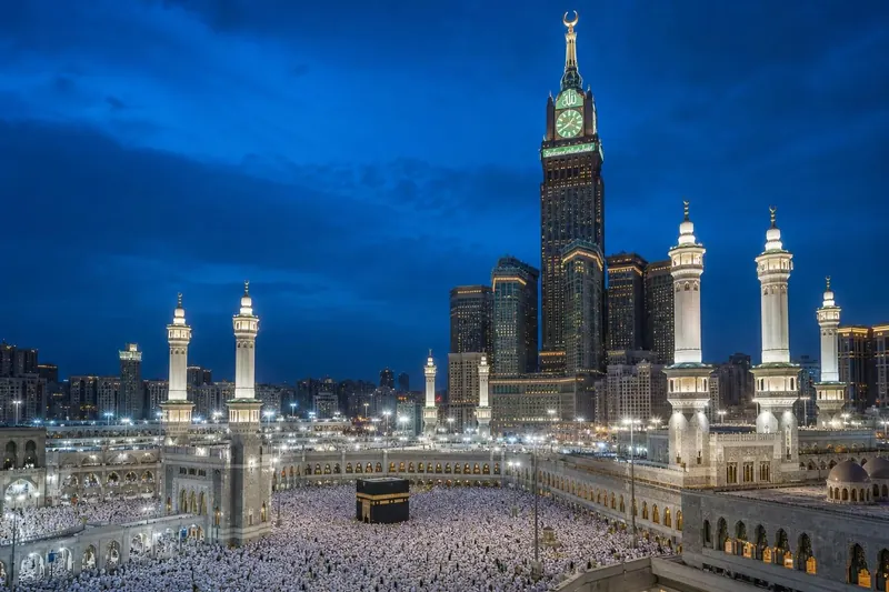 Masjid al-Haram and pilgrims in Makkah — Umrah booking and package software